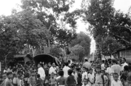 Na de bezetting van Blitar arriveerde het Rode Kruis, dat onmiddellijk een begin, Bestanddeelnr 5462