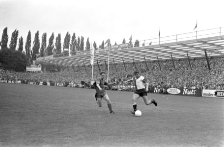 NAC tegen Feyenoord 0-4, nr. 26 T. Van Duivenbode (rechts) i.a., Bestanddeelnr 922-7295