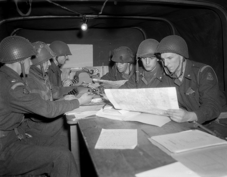 Nachtoefening 41-42-43 R. I. Steenwijk, majoor J. E. Muring uitleg pers, Bestanddeelnr 906-5961