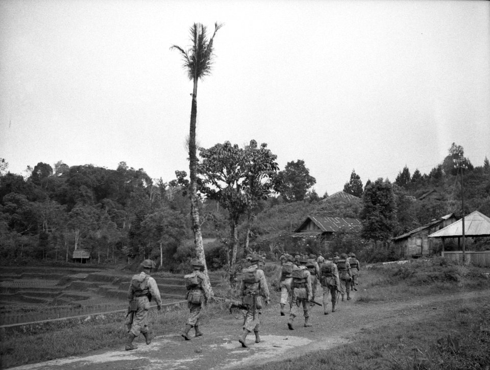 Na de bezetting van Loeboek Selasieh (Sumatra) een patrouille rukt uit ter verke, Bestanddeelnr 14995