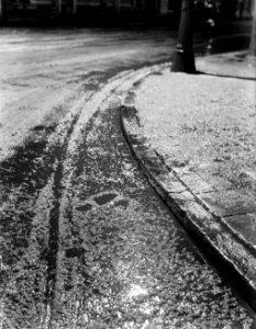 Nachtopname van sneeuw en ijzel op een trottoirband, Bestanddeelnr 252-0324