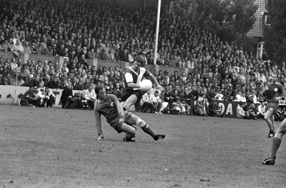 NAC tegen Feyenoord 0-4, Wery lost schot l. A. Graaumans (NAC), Bestanddeelnr 922-7292
