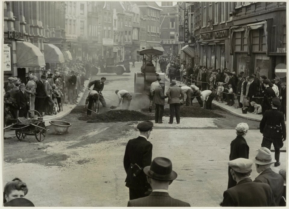 Na het verwijderen van de tramrails wordt de Grote Houtstraat opnieuw geasfalteerd, ziende naar het zuiden vanaf de Grote Markt., NL-HlmNHA 54010619