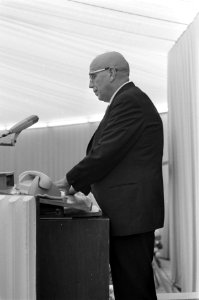 Na ontvangst van de prins bij Hoechst wordt een toespraak gehouden, Bestanddeelnr 921-6749