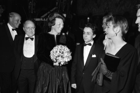 Na première van de film De Aanslag vlnr J. Kraaykamp Kon. Beatrix , Marc van, Bestanddeelnr 933-5595