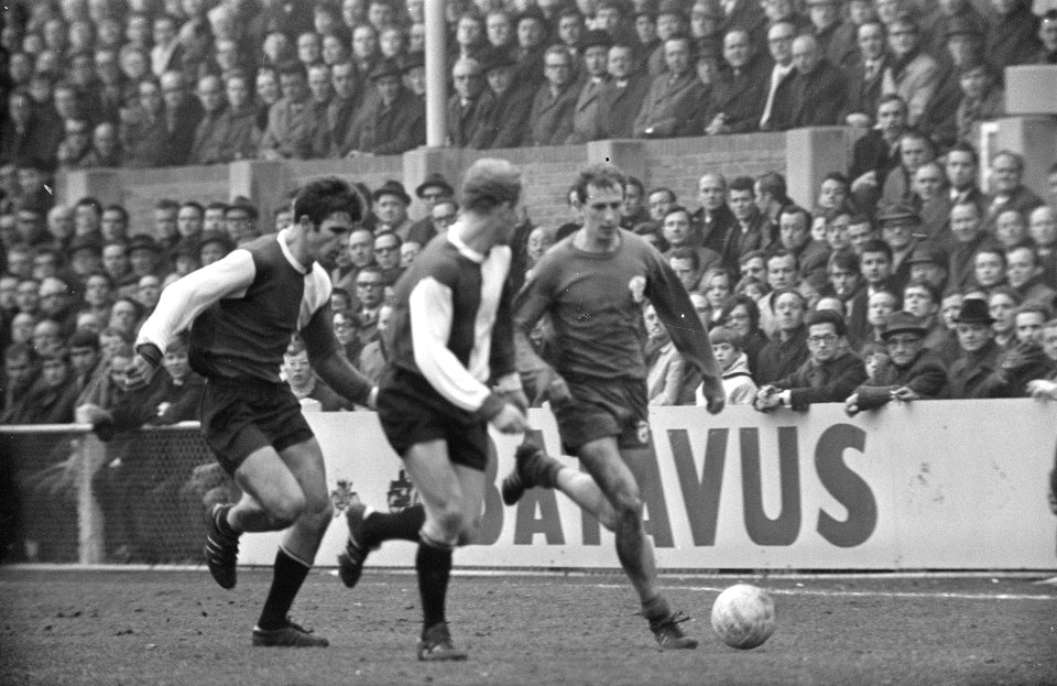NAC tegen Feijenoord 3-1 links van Hanegem moet verdediger Romeijn (midden) te h, Bestanddeelnr 922-1561