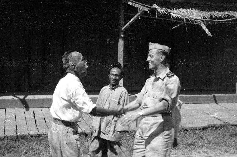 Na de bevrijding van Djambi (Sumatra) ondernam de assistent-resident Van Schende, Bestanddeelnr 2774