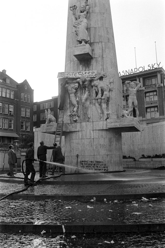 Na de rellen, 's morgens om zes uur, spuit de Gemeentereiniging het Nationaal Mo, Bestanddeelnr 923-7774