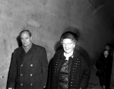 Na de opening van de Van Brienenoordbrug bezichtigt koningin Juliana het metrost, Bestanddeelnr 917-3956