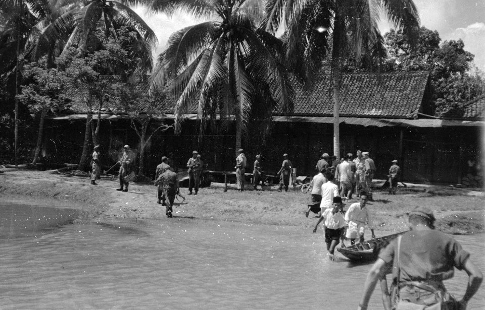Na de bevrijding van Djambi (Sumatra) ondernam de assistent-resident Van Schende, Bestanddeelnr 2767