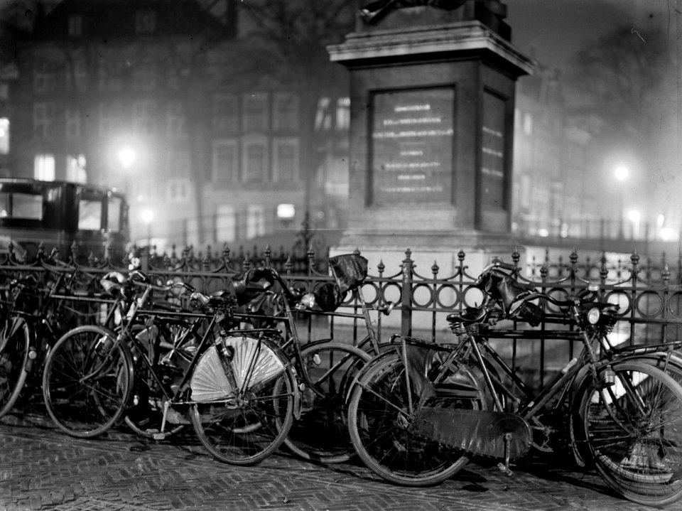 Nachtopname Thorbeckeplein, geparkeerde fietsen, Bestanddeelnr 190-0665