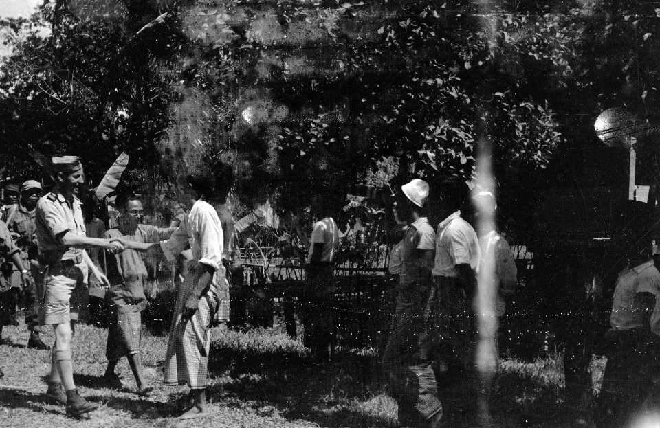 Na de bevrijding van Djambi (Sumatra) ondernam de assistent-resident Van Schende, Bestanddeelnr 2769