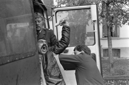 Na korte bezetting Iraanse ambassade worden bezetters weggevoerd, Bestanddeelnr 933-0957