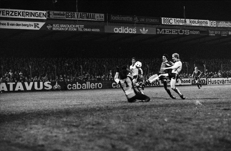 NAC tegen PSV 0-2, Deykers (2e van rechts) tikt de bal over doelman Van Eenennaa, Bestanddeelnr 929-9786