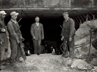 Na het doorbreken van de tunnelafsluiting liep minister Algera als eerste door de Velsertunnel. Aangekocht in 1977 van fotograaf C. de Boer. Identificatienummer 54-004345, NL-HlmNHA 54010752