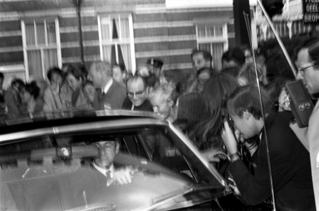 Na het vertrek van de koningin uit het ziekenhuis wordt haar auto omringd door b, Bestanddeelnr 921-7150