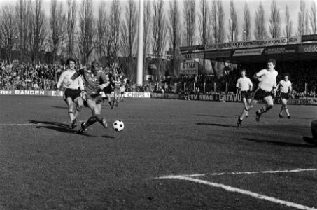 NAC tegen AZ67 1-2, Kees Kist scoort gehinderd door Krijnen (l) het eerste AZ do, Bestanddeelnr 929-5930