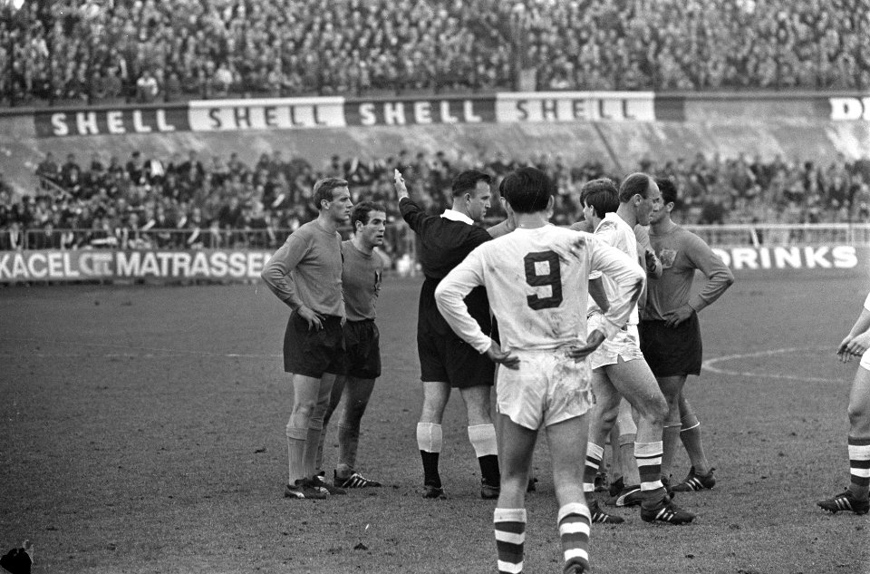 Na het incident met Johan Cruijff is scheidsrechter Rudi Glöckner met enkele sp…, Bestanddeelnr 919-7611