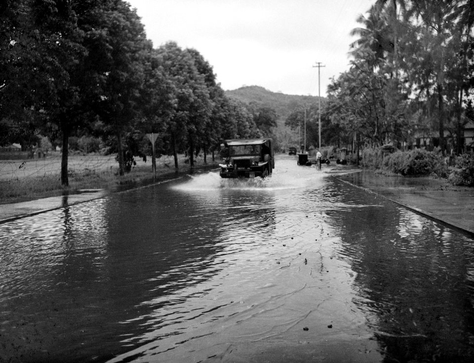 Na een tropische regenbui (banjir) rijdt een Nederlandse truck over een ondergel, Bestanddeelnr 10539