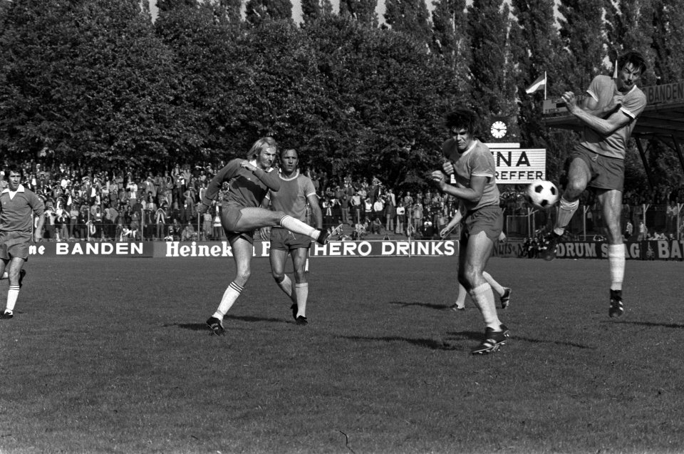 NAC tegen FC-Den Haag 2-0 Smits (links) schiet, naast hem Bouwmeesters, Leo de , Bestanddeelnr 928-1756