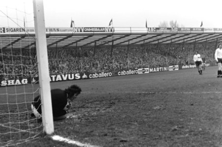 NAC tegen Ajax 2-2, KNVB-beker, NAC-keeper De Jong in aktie, Bestanddeelnr 926-0902