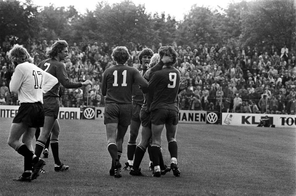 NAC tegen Ajax 1-4, elkaar omhelzende Ajax-spelers, Bestanddeelnr 927-4390