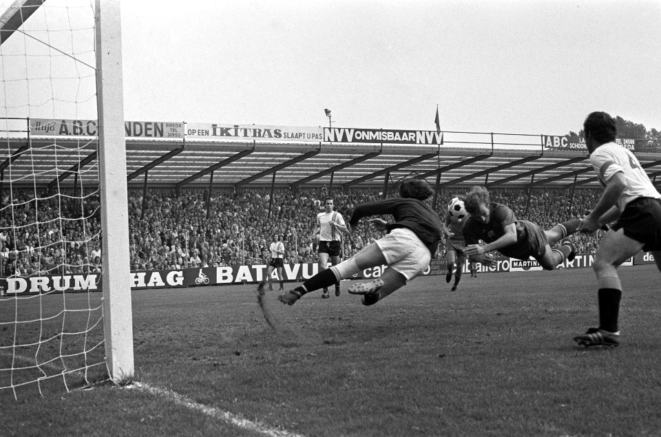 NAC tegen Ajax 2-3, zweefduik Neeskens en keeper De Jong, Bestanddeelnr 926-6857