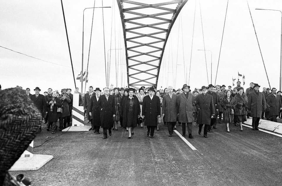 Naast minister Van Aartsen loopt koningin Juliana als eerste over de brug, Bestanddeelnr 917-3946