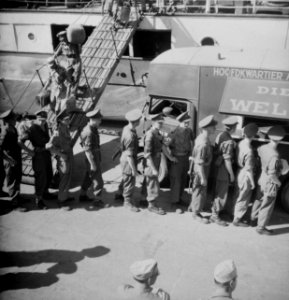 Naast het schip staat op de kade een mobiele kantine van de dienst Welfare, Bestanddeelnr 11494