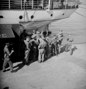 Naast het schip staat op de kade een mobiele kantine van de dienst Welfare, Bestanddeelnr 11493