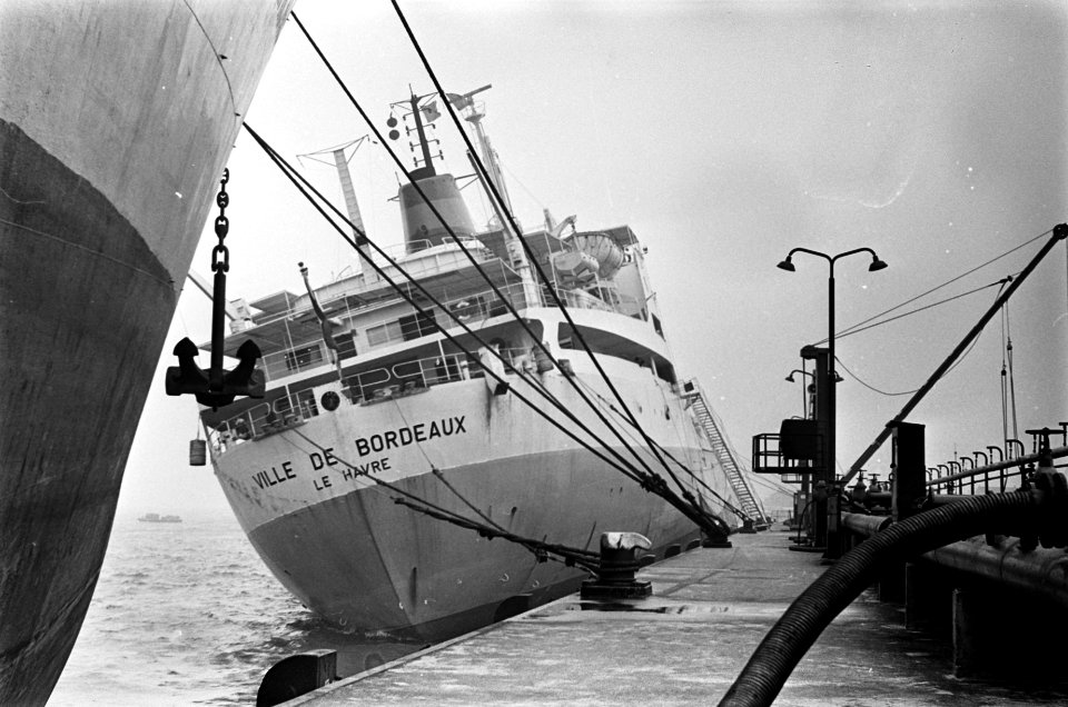 Na een aanvaring op de Nieuwe Waterweg ligt de beschadigde Franse tanker Ville d, Bestanddeelnr 919-6473