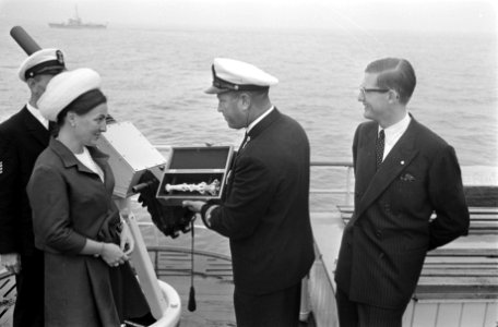 Na het afschieten biedt Luitenant ter zee C.J. de Jong Prinses Margriet het koor, Bestanddeelnr 921-5756