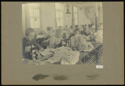 Naaiatelier in een fabriek voor kleding, Bestanddeelnr 256-1350
