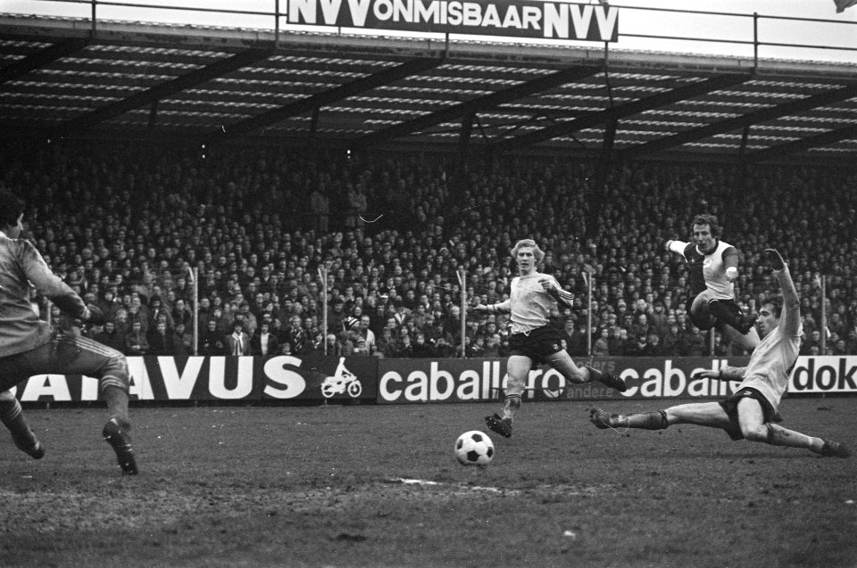 NAC tegen Feijenoord 2-2 Schneider scoort tussen NAC-spelers door, Bestanddeelnr 928-3794
