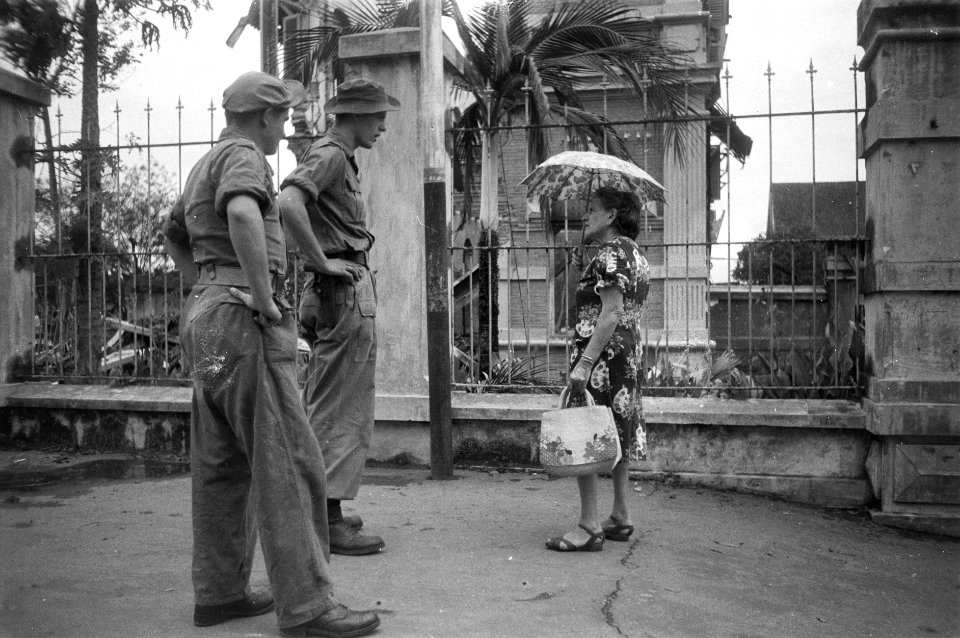 Na de bezetting van Magelang (midden-Java). Sergeant Flach uit Sneek en Herman H, Bestanddeelnr 2738