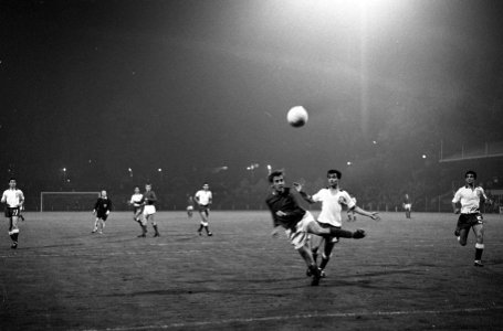 NAC tegen Floriana (Malta) 1-0 Europacup II. Pirraar (NAC links) kopt maar de ba, Bestanddeelnr 920-7809
