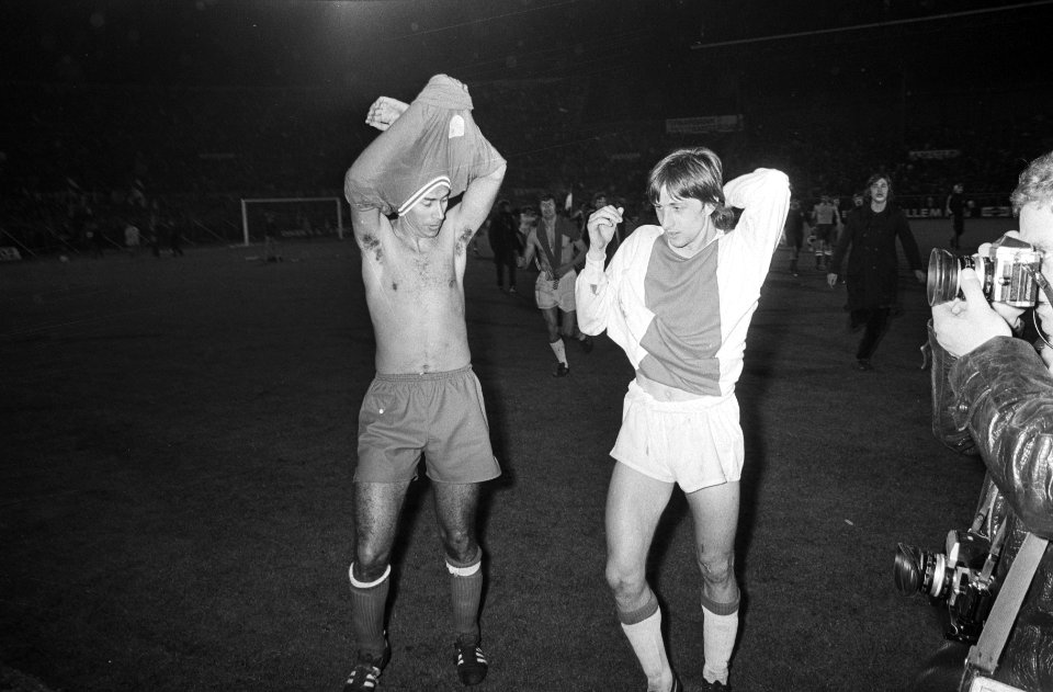 Na de wedstrijd wisselen Cruijff en een speler van Atletico Madrid van shirt, Bestanddeelnr 924-5031