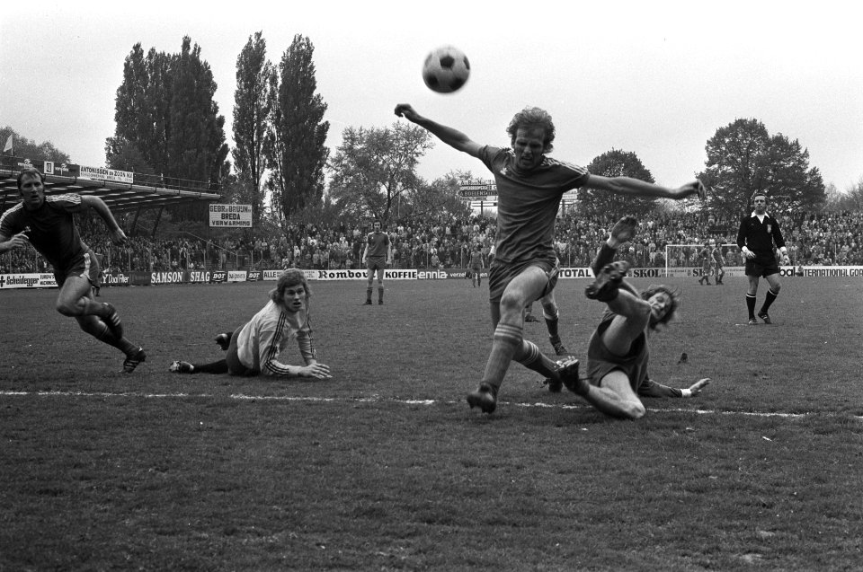 NAC tegen NEC 1-3, spelmoment voor NEC-doel, Bestanddeelnr 927-1393