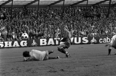 NAC tegen Ajax 1-4, Rep scoort langs doelman De Jong, Bestanddeelnr 927-4388