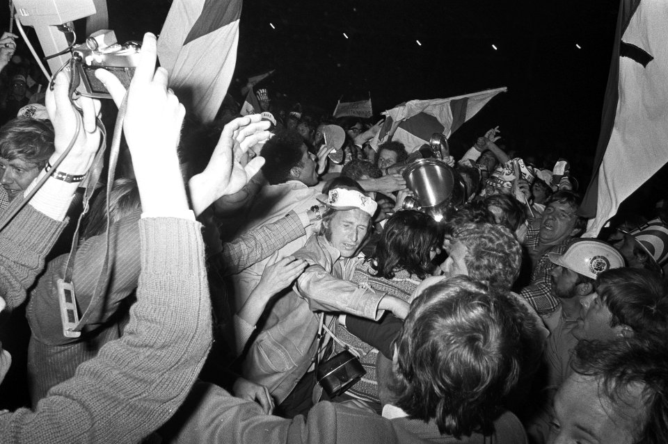 Na de wedstrijd komen supporters het veld op, Bestanddeelnr 924-6099