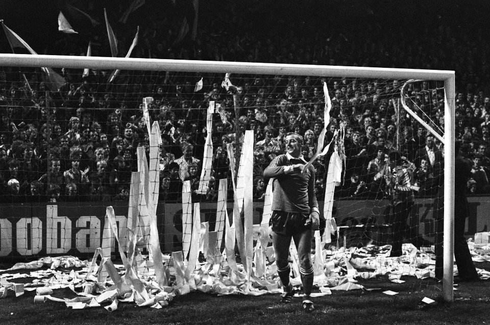NAC tegen Ajax 10-1 doelman Schrijvers tussen de wc-rollen, Bestanddeelnr 928-8015