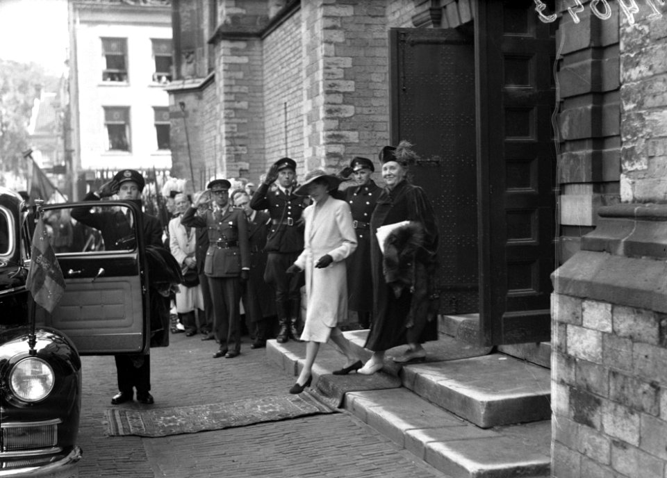 Na de doop verlaat koningin Wilhelmina de kerk, Bestanddeelnr 902-4043