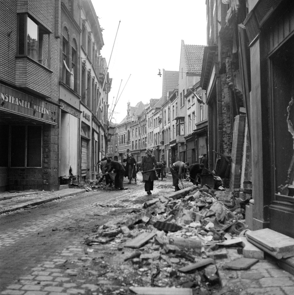 Na de bevrijding van Venlo wordt begonnen met puinruimen, Bestanddeelnr 900-2186
