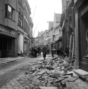 Na de bevrijding van Venlo wordt begonnen met puinruimen, Bestanddeelnr 900-2186