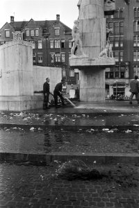 Na de rellen, 's morgens om zes uur, spuit de Gemeentereiniging het Nationaal Mo, Bestanddeelnr 923-7780