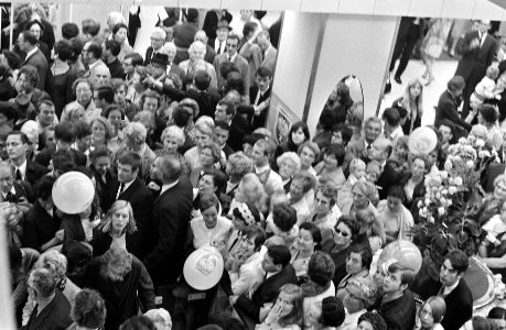 Na de opening ontstaat grote drukte in het gebouw, Bestanddeelnr 921-6465