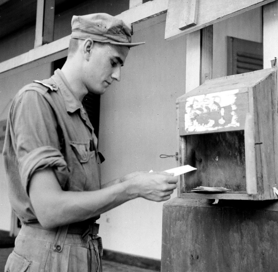 Na de bezetting van Djambi (Sumatra) Een militair bij een postbus, Bestanddeelnr 15171