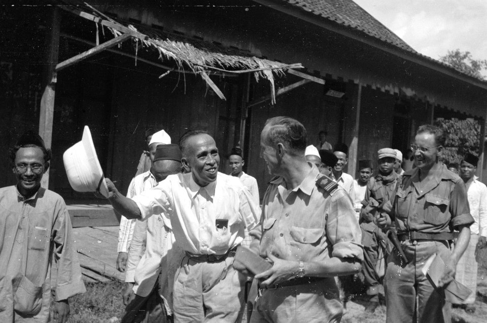 Na de bevrijding van Djambi (Sumatra) ondernam de assistent-resident Van Schende, Bestanddeelnr 2775