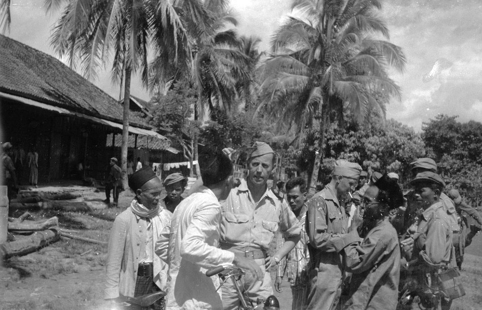 Na de bevrijding van Djambi (Sumatra) ondernam de assistent-resident Van Schende, Bestanddeelnr 2768