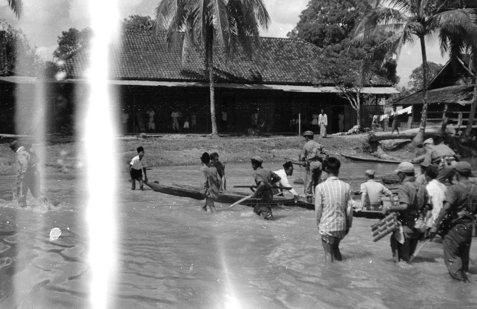 Na de bevrijding van Djambi (Sumatra) ondernam de assistent-resident Van Schende, Bestanddeelnr 2766